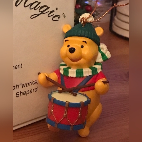 Disney's Christmas Magic collectable ornament(Winnie-the-Pooh) - Picture 1 of 3